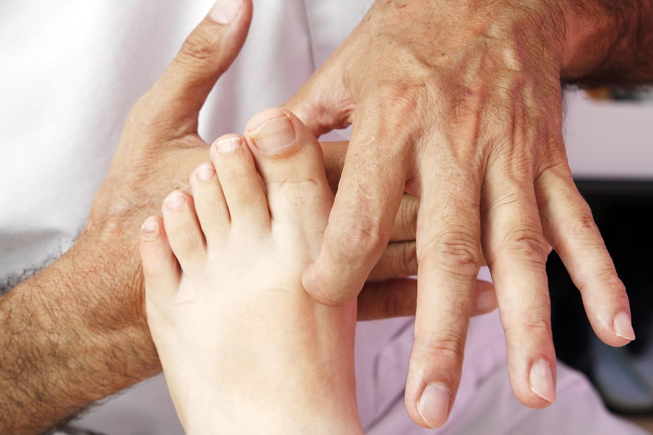 Физиотерапевт за работой с пациентом